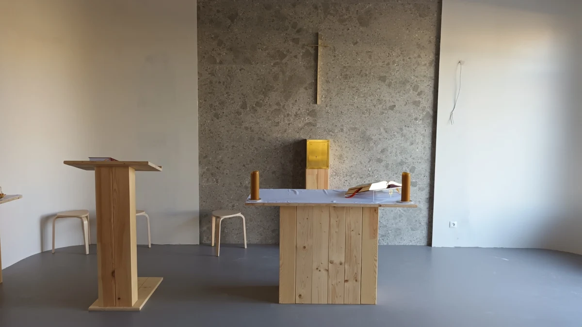 W Poznaniu powstała nowa parafia. Zamiast budować wielką świątynię, zorganizowano kościół...w bloku! 