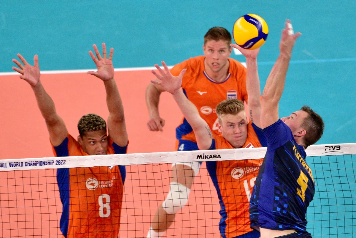 Ukraińscy siatkarze wygrali w Lublanie z Holandią 3:0 (25:16, 25:19, 25:18) w 1/8 finału mistrzostw świata. W ćwierćfinale zmierzą się ze Słoweńcami, którzy w sobotę pokonali Niemców 3:1.