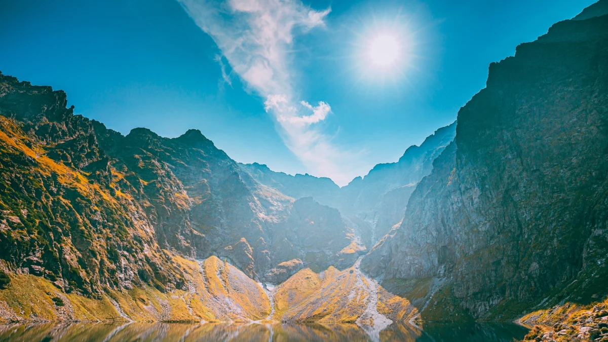 ​Planowane jest zamknięcie szlaku na Rysy w Tatrach. Tatrzański Park Narodowy planuje dokończyć tam operację wymiany łańcuchów asekuracyjnych - podaje portal zakopane.naszemiasto.pl.