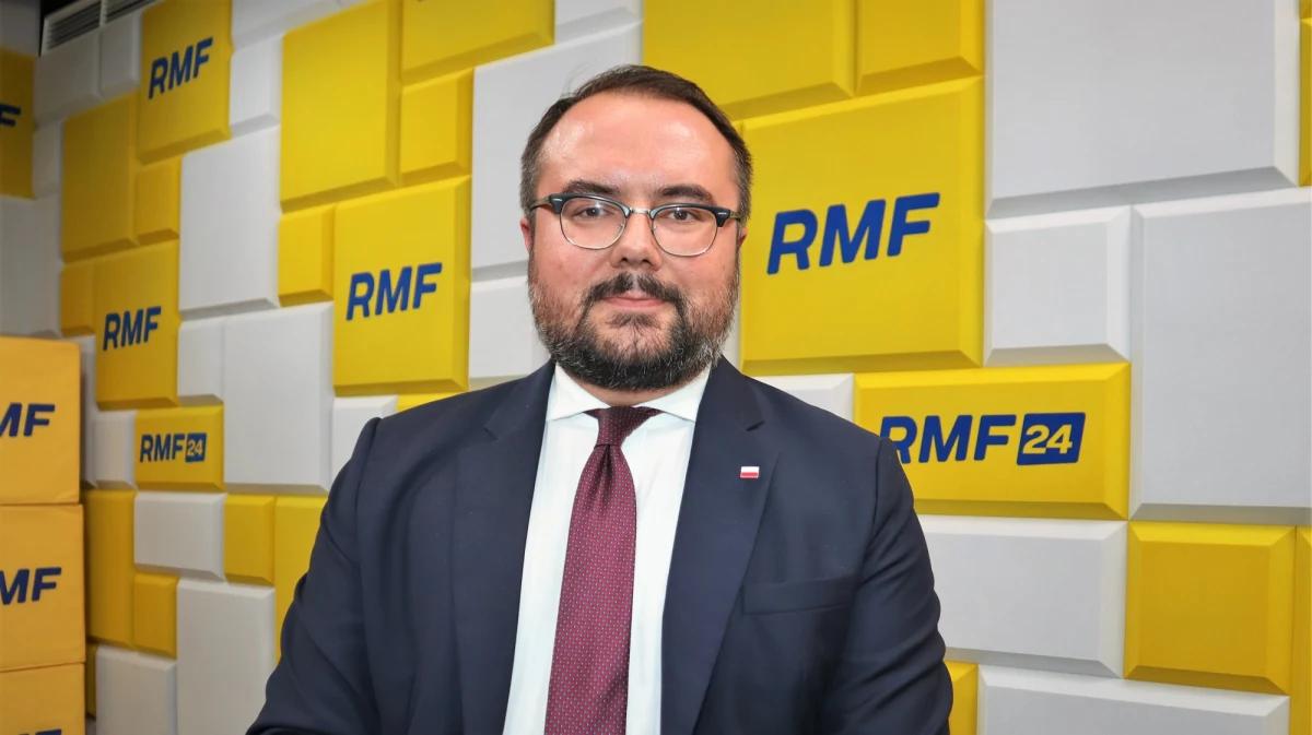 "To dobrze, ze Polska jest w Unii Europejskiej. Uważam, że to jest jeden z najważniejszych sojuszy, który zapewnia nam bezpieczeństwo. To jest ten element, o którym się często zapomina. Choć nie wszystko nam się podoba, jak funkcjonuje, ale to, że my jesteśmy (w UE - przyp. red.), to ma bardzo dużą wartość" – mówił w Popołudniowej rozmowie w RMF FM wiceminister spraw zagranicznych Paweł Jabłoński. Jak dodał, "bilans jest zdecydowanie korzystny". 