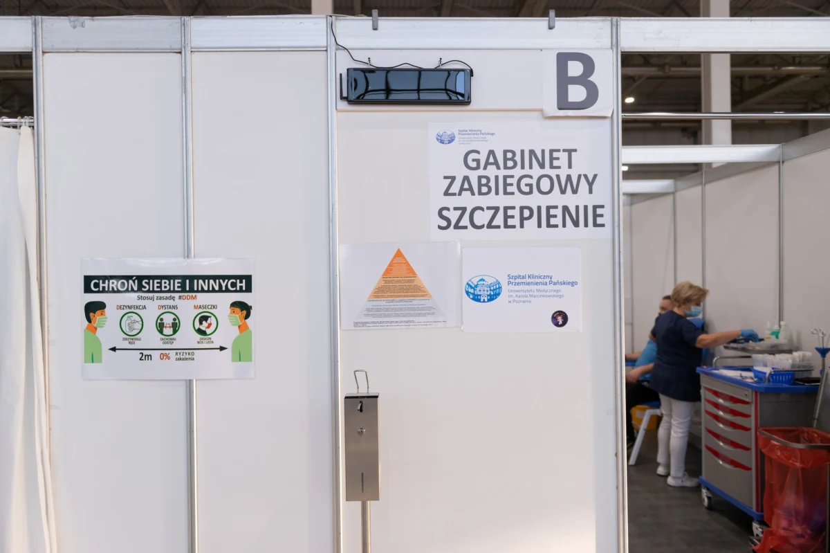 ​Miejski punkt szczepień przeciw Covid-19 na terenie Międzynarodowych Targów Poznańskich rozpoczął działalność - poinformował poznański magistrat. Dziś rano ruszą zapisy. W środę specjaliści z POSUM będą tam szczepić wszystkich uprawnionych.