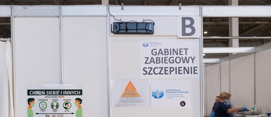 ​Miejski punkt szczepień przeciw Covid-19 na terenie Międzynarodowych Targów Poznańskich rozpoczął działalność - poinformował poznański magistrat. Dziś rano ruszą zapisy. W środę specjaliści z POSUM będą tam szczepić wszystkich uprawnionych.
