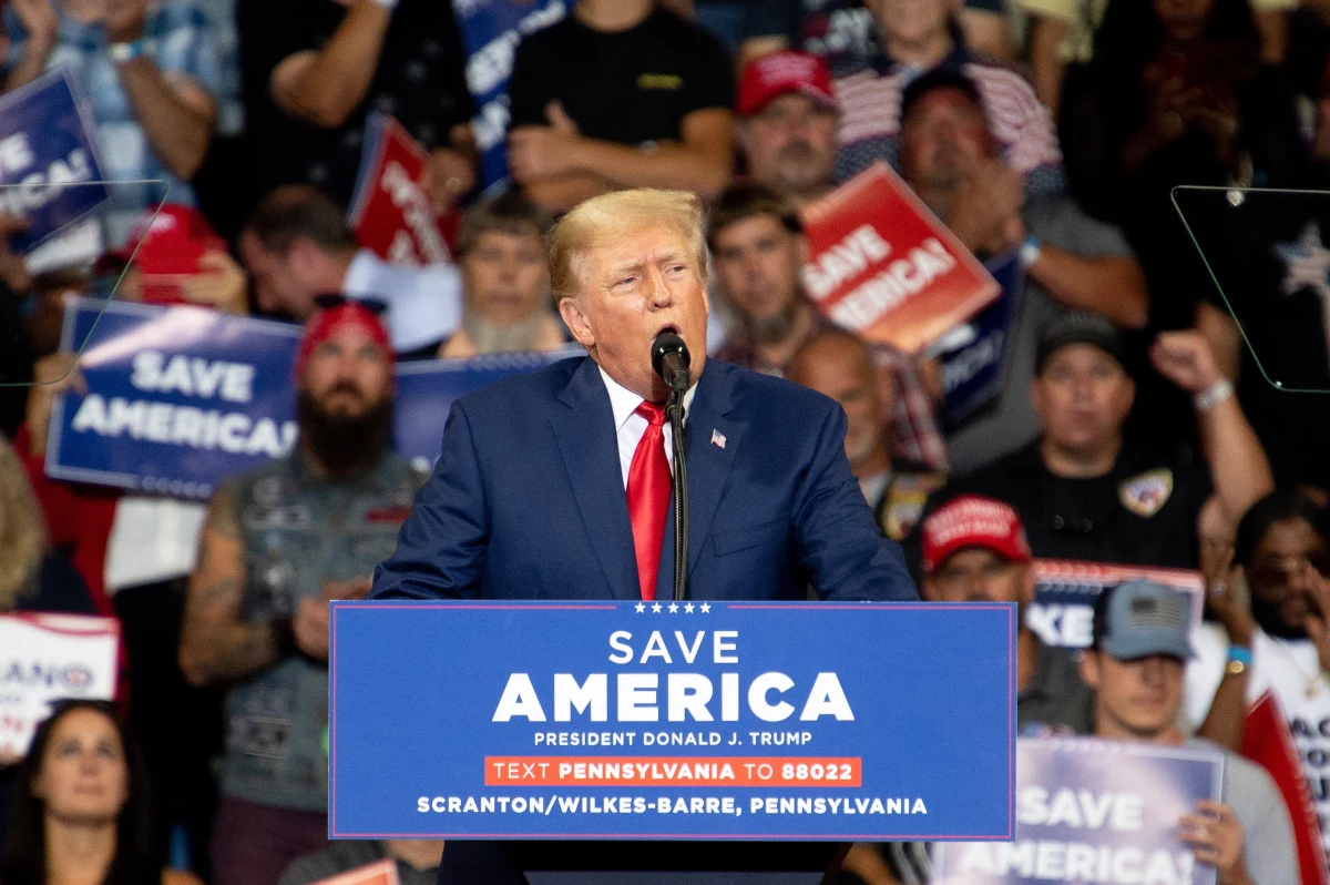 Sąd federalny na Florydzie wydał decyzję o powołaniu specjalnego urzędnika do przeglądu dokumentów zarekwirowanych podczas rewizji w posiadłości Donalda Trumpa i wstrzymaniu śledztwa w tej sprawie na czas tego przeglądu. Wniosek o to złożyli prawnicy byłego prezydenta.