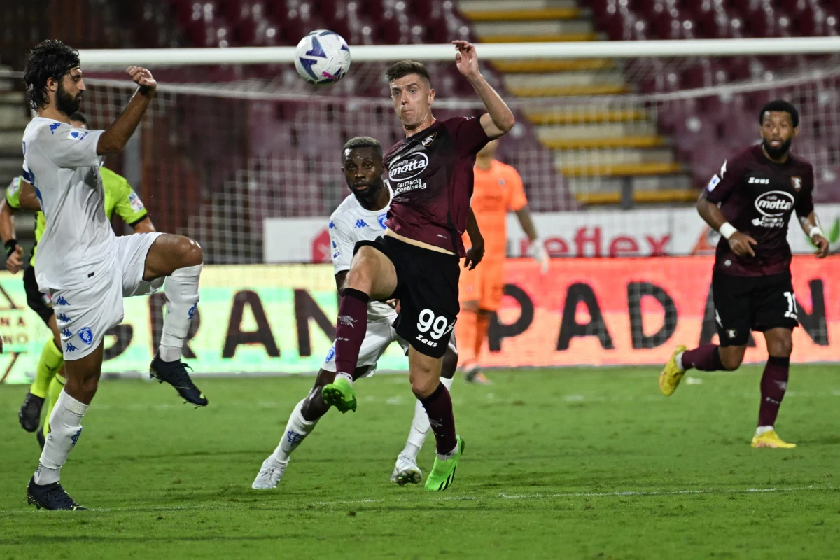 W meczu 5. kolejki włoskiej ekstraklasy piłkarskiej pomiędzy Salernitaną a Empoli po raz pierwszy w ekipie z Salerno zagrał Krzysztof Piątek. Polski napastnik pojawił się na boisku w 56. minucie gry. Spotkanie zakończyło się remisem 2:2. 