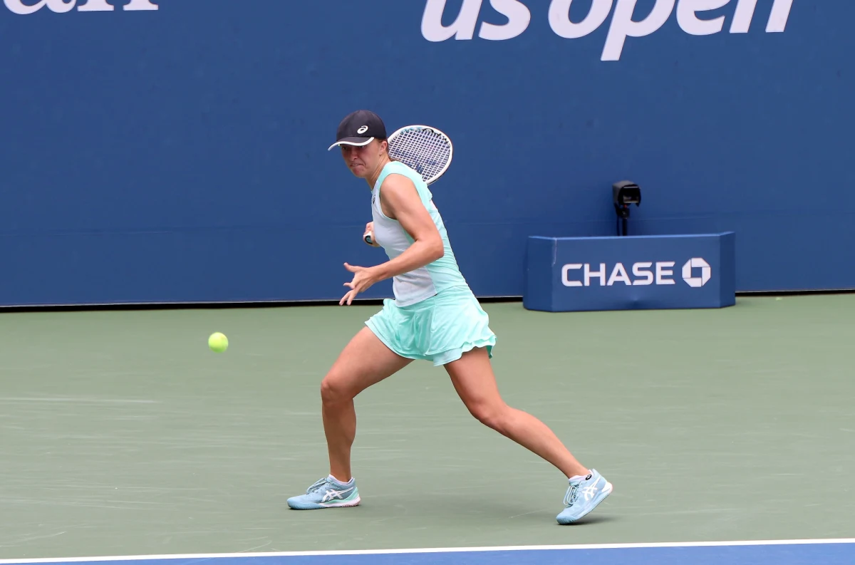 Iga Świątek po raz pierwszy w historii zagra w ćwierćfinale wielkoszlemowego US Open. Żeby tego dokonać, musiała się solidnie napracować. Mecz 1/8 finału z Niemką Jule Niemeier trwał blisko 2,5 godziny. Polka wygrała 2:6, 6:4, 6:0. Jej kolejną rywalką będzie Amerykanka Jessica Pegula. 