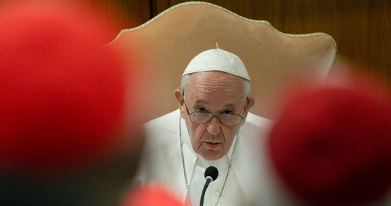 "Potworność" - tak papież Franciszek nazwał nadużycia seksualne dokonywane przez przedstawicieli Kościoła. W wywiadzie dla stacji telewizyjnej Tvi/CNN Portugal stwierdził, że celibat nie jest przyczyną wykorzystywania.