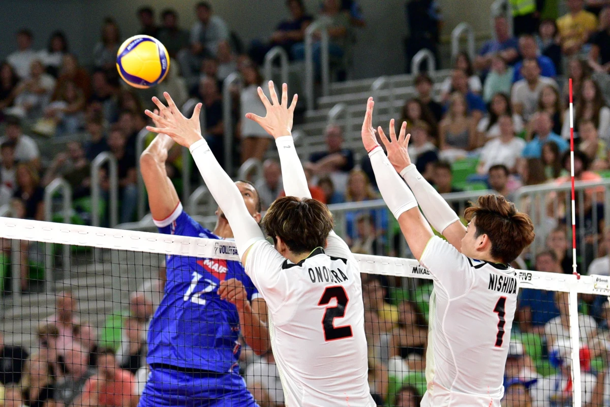 Francuscy siatkarze, mistrzowie olimpijscy z Tokio, wygrali w Lublanie z Japonią 3:2 (25:17, 21:25, 26:24, 22:25, 18:16) w 1/8 finału mistrzostw świata. W ćwierćfinale zagrają z Włochami, którzy w sobotę pokonali Kubańczyków 3:1.