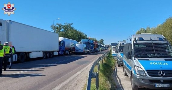 W dalszym ciągu trwa protest przewoźników przed przejściem granicznym w Dorohusku w województwie lubelskim. Z ustaleń policji wynika, że akcja może potrwać do czwartku. Obecnie na wjazd do Polski czeka 2,6 tys. ciężarówek, a na wyjazd - około 400.