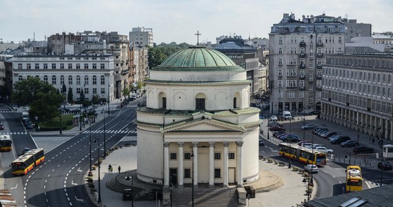 Do gigantycznych utrudnień, z którymi borykają się mieszkańcy stolicy, od środy dojdą jeszcze nowe - w Śródmieściu. Drogowcy rozpoczynają remont placu Trzech Krzyży. Zamknięta zostanie wschodnia część placu. Kierowcy poruszać się będą jedną jezdnią w obu kierunkach. Zmienią się trasy kilku linii autobusowych.