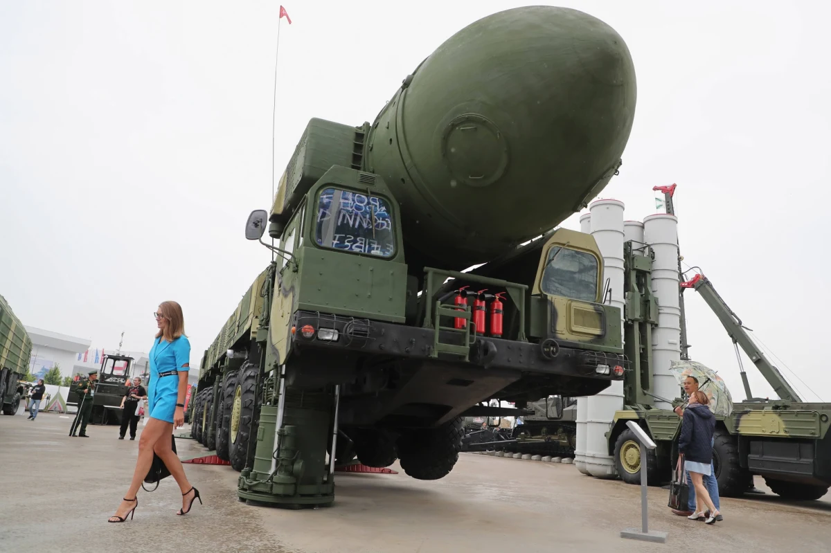 Rosja kupuje od Korei Północnej miliony pocisków artyleryjskich i rakiety krótkiego zasięgu, co świadczy o skuteczności sankcji gospodarczych nałożonych na Kreml; restrykcje poważnie ograniczyły możliwości Moskwy w zakresie importu - poinformował dziennik "New York Times", powołując się na raport amerykańskiego wywiadu.