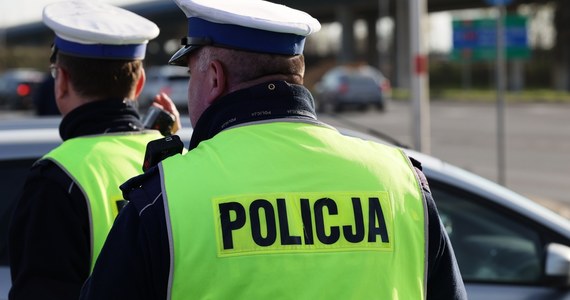 Policjanci w Łódzkiem zatrzymali we wtorek kierowcę samochodu dostawczego, który nie miał zamontowanej blokady alkoholowej. Mężczyzna złamał tym nie zastosował się do sądowego wyroku. W efekcie funkcjonariusze zabrali 31-latkowi prawo jazdy.