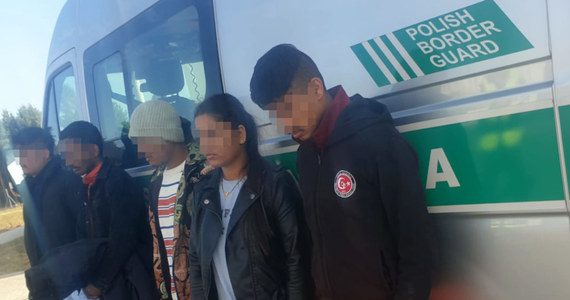 Strażnicy graniczni z Rzeszowa-Jasionki zatrzymali pięcioro obywateli Nepalu, którzy nielegalnie przekroczyli granicę ze Słowacją ukrywając się w naczepie ciężarówki. Cudzoziemcy początkowo podawali się za obywateli Serbii oraz Ukrainy.