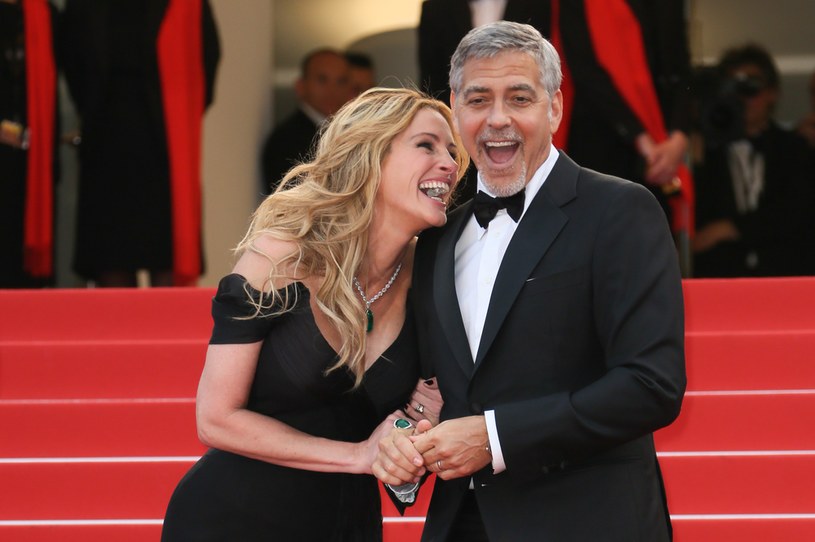 Pod koniec września do kin wejdzie komedia romantyczna "Bilet do raju". Główne role w tym filmie zagrali Julia Roberts i George Clooney. Okazuje się, że tak doświadczony duet aktorski miał na planie spory problem z nakręceniem intymnej sceny. Aby sfilmować pocałunek bohaterów, trzeba było wykonać kilkadziesiąt ujęć. Powodem komplikacji na planie nie były jednak animozje między aktorami. Wprost przeciwnie - Roberts i Clooney, którzy od lat się przyjaźnią, bawili się tak dobrze, że nie mogli powstrzymać... śmiechu.