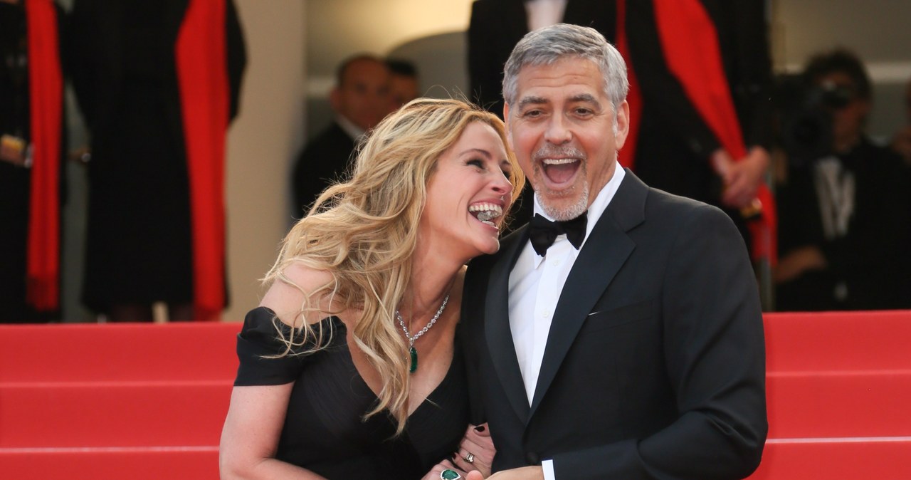 Pod koniec września do kin wejdzie komedia romantyczna "Bilet do raju". Główne role w tym filmie zagrali Julia Roberts i George Clooney. Okazuje się, że tak doświadczony duet aktorski miał na planie spory problem z nakręceniem intymnej sceny. Aby sfilmować pocałunek bohaterów, trzeba było wykonać kilkadziesiąt ujęć. Powodem komplikacji na planie nie były jednak animozje między aktorami. Wprost przeciwnie - Roberts i Clooney, którzy od lat się przyjaźnią, bawili się tak dobrze, że nie mogli powstrzymać... śmiechu.