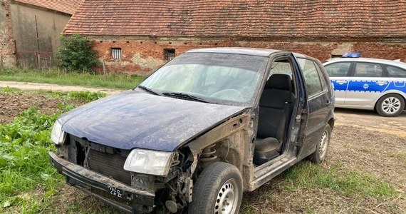 ​Niecodzienny widok w jednej z miejscowości w gminie Kostomłoty na Dolnym Śląsku. Oczom policjantów ukazał się samochód jadący bez kilku elementów karoserii. Mundurowi chcieli zatrzymać kierowcę, ale ten zaczął uciekać. Po krótkim pościgu mężczyznę siedzącego za kierownicą auta udało się złapać. Okazało się, że był pijany. Co więcej, nie miał prawa jazdy. 