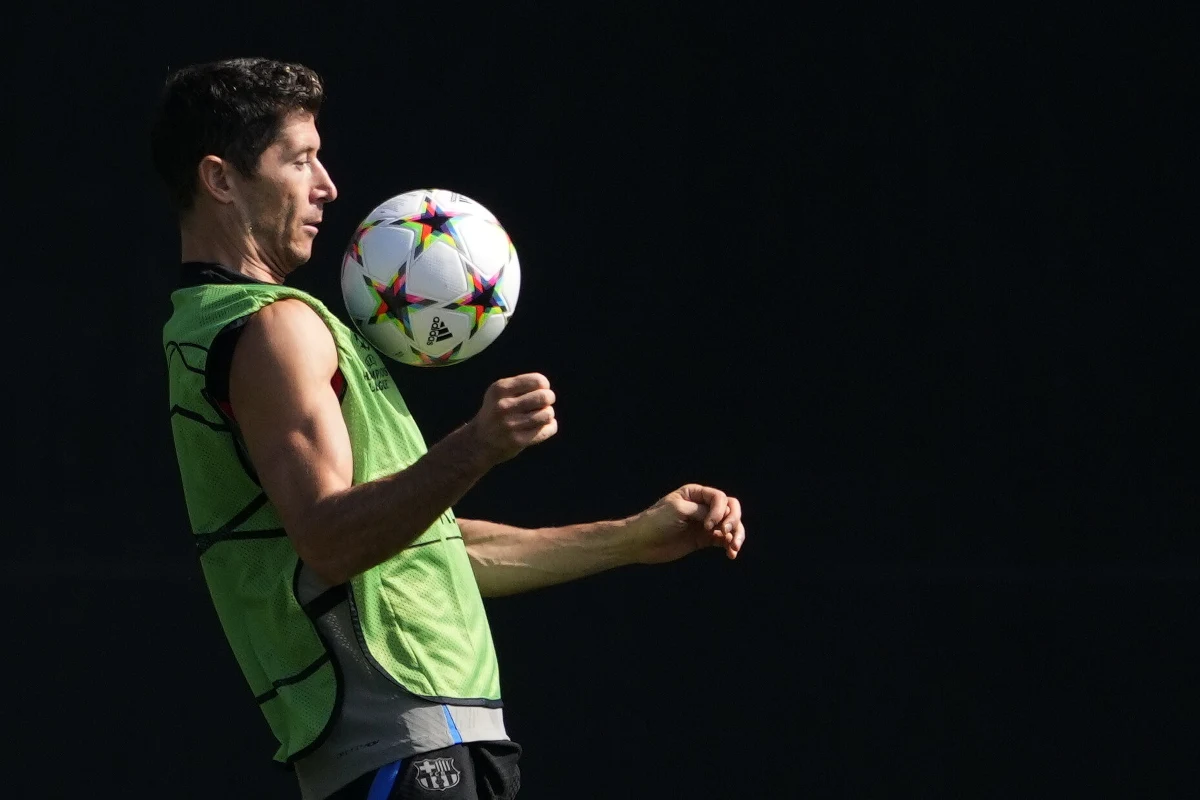 Robert Lewandowski po raz pierwszy wystąpi w piłkarskiej Lidze Mistrzów w koszulce Barcelony. Polak jest trzeci w klasyfikacji wszech czasów rozgrywek z 86 bramkami. Lewandowski ma ochotę na kolejne gole i wszystko wskazuje na to, że będzie je zdobywał. Tak sprzyjających warunków nie było dawno! Doskonały klub, świetna atmosfera i miejsce na Ziemi, które polskiemu piłkarzowi po prostu pasuje.