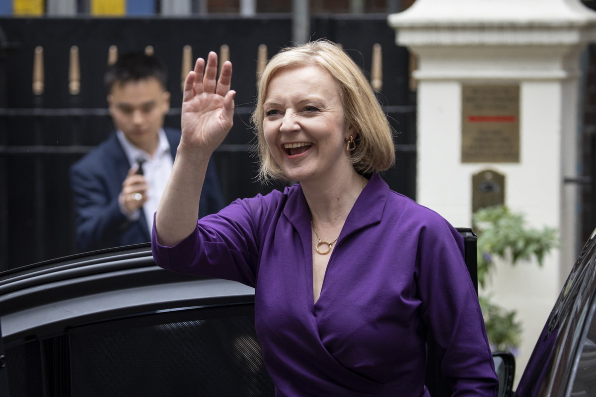 Brytyjska królowa Elżbieta II powierzyła misję sformowania nowego rządu liderce Partii Konserwatywnej Liz Truss. Truss została trzecią kobietą na stanowisku premiera w historii Wielkiej Brytanii i 15. szefem rządu w czasie 70-letniego panowania Elżbiety II.