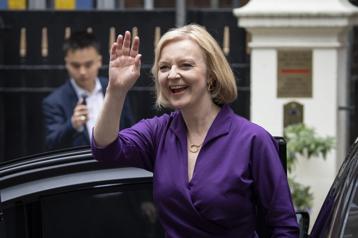 Brytyjska królowa Elżbieta II powierzyła misję sformowania nowego rządu liderce Partii Konserwatywnej Liz Truss. Truss została trzecią kobietą na stanowisku premiera w historii Wielkiej Brytanii i 15. szefem rządu w czasie 70-letniego panowania Elżbiety II.