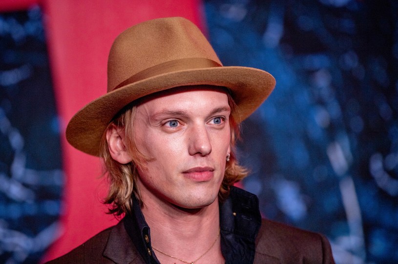 Jamie Campbell Bower, który stał się znany dzięki roli w przebojowym serialu Netfliksa "Stranger Things", chciałby podjąć się nowego wyzwania. Aktor wyznał, że marzy o tym, aby zagrać przeciwnika Jamesa Bonda.