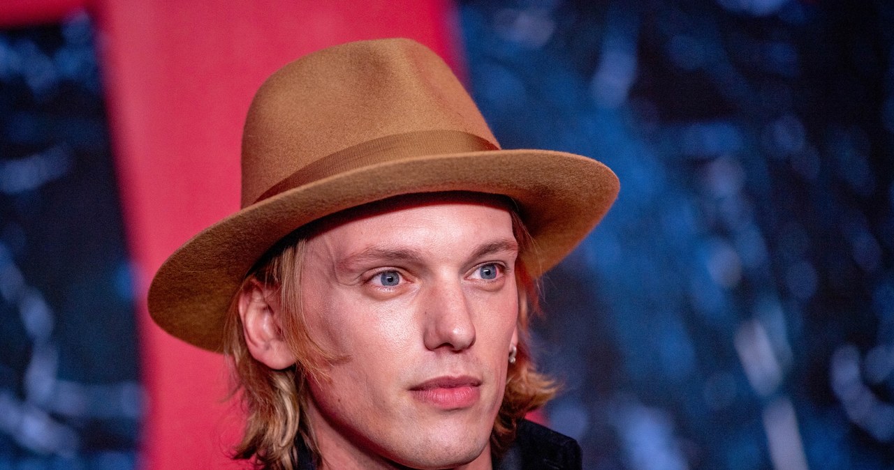 Jamie Campbell Bower, który stał się znany dzięki roli w przebojowym serialu Netfliksa "Stranger Things", chciałby podjąć się nowego wyzwania. Aktor wyznał, że marzy o tym, aby zagrać przeciwnika Jamesa Bonda.