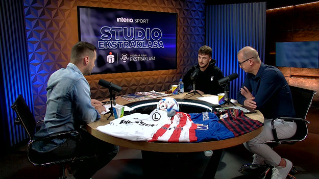 W ósmym odcinku drugiego sezonu programu "Studio Ekstraklasa" gośćmi Sebastiana Staszewskiego byli Kacper Tobiasz i Marek Jóźwiak.

W każdym odcinku eksperci podsumowują najciekawsze wydarzenia kolejki PKO Bank Polski Ekstraklasy. Oglądaj w poniedziałki o 20:00 NA ŻYWO w Interii! Partnerem projektu jest PKO Bank Polski.