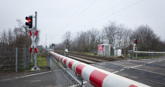 3000 zł grzywny - takie konsekwencje musi ponieść 53-latek, który na strzeżonym przejeździe kolejowym w Ważnych Młynach w Łódzkiem zlekceważył migające czerwone światło. Zatrzymał się tuż przed torami, ale uszkodził samochodem jedną z zapór.

