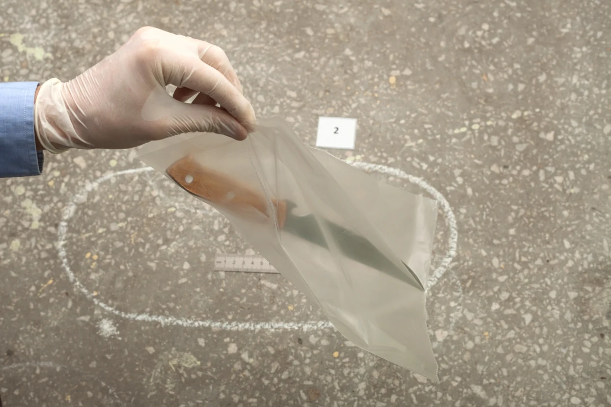 ​Ojciec Karoliny B. znalazł w jej mieszkaniu nóż, którym mógł zostać ugodzony jej partner, 21-letni Igor K. Nóż trafił do akt sprawy. Sąd wyłączył jawność zeznań oskarżonej.