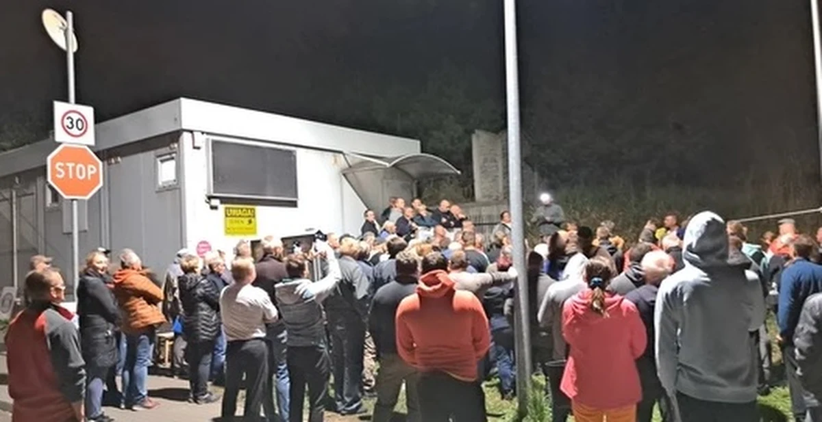 Uruchomienie dodatkowych stanowisk do rezerwacji węgla oraz dodatkowych załadunków w soboty, czy też obniżenie maksymalnej liczby ton węgla przypadających na jednego klienta - to niektóre z nowych rozwiązań obowiązujących w kopalni "Janina" w Libiążu (woj. małopolskie). Ich wprowadzenie ma związek z opublikowaną wczoraj przez RMF FM informacją o długiej kolejce oczekujących na zakup opału.