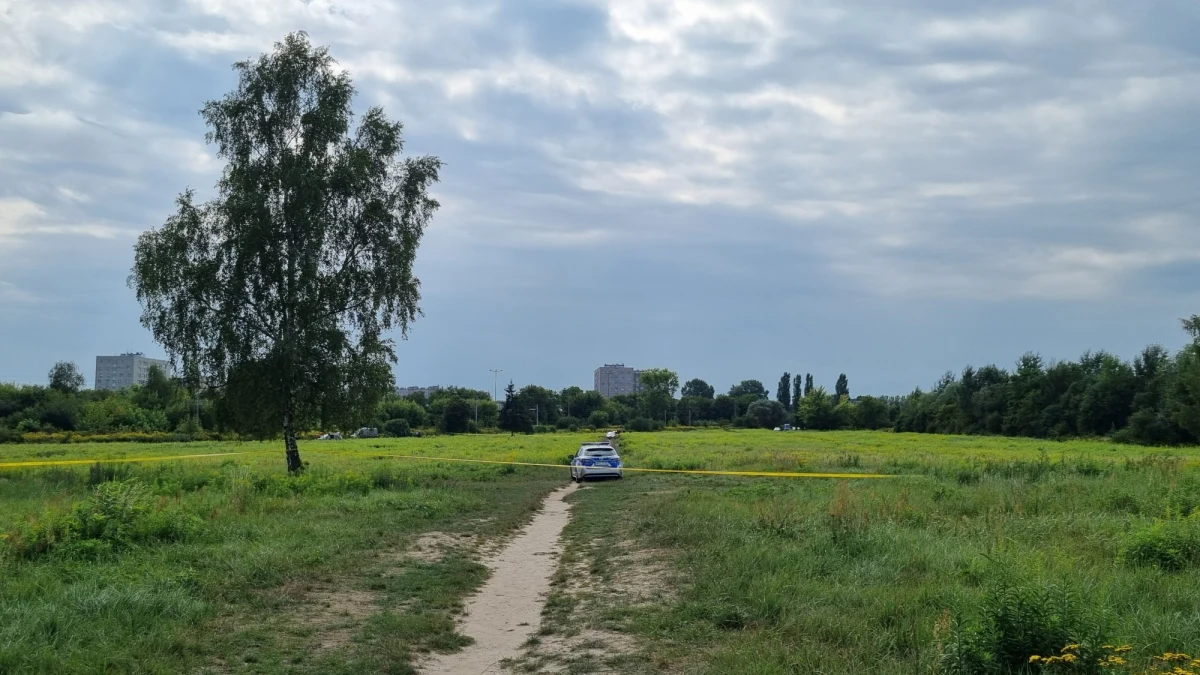 Zabójstwo mężczyzny, którego zwłoki w niedzielę znalazł przechodzień w rejonie torów przy ul. Chełmońskiego, było zaplanowane. Podejrzani – konkubina zamordowanego i jej mąż – działali wspólnie, podczas przesłuchania przyznali się do winy – wynika z informacji prokuratury.