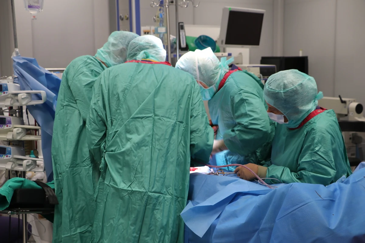 Ponad sto planowych operacji do końca tygodnia odwołuje Narodowy Instytut Onkologii w Warszawie. Powodem jest brak większości pielęgniarek-instrumentariuszek, które asystują przy operacjach. Od wczoraj są na zwolnieniach lekarskich. Instrumentariuszki oczekują wyższych wynagrodzeń.