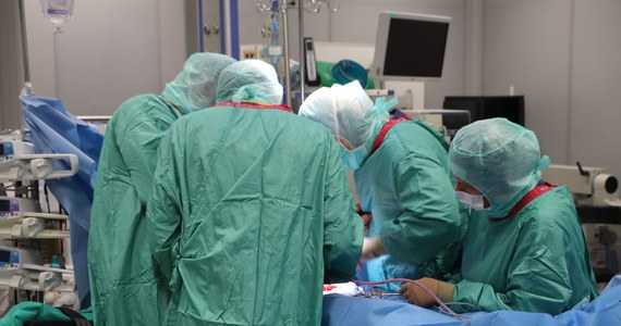 Ponad sto planowych operacji do końca tygodnia odwołuje Narodowy Instytut Onkologii w Warszawie. Powodem jest brak większości pielęgniarek-instrumentariuszek, które asystują przy operacjach. Od wczoraj są na zwolnieniach lekarskich. Instrumentariuszki oczekują wyższych wynagrodzeń.