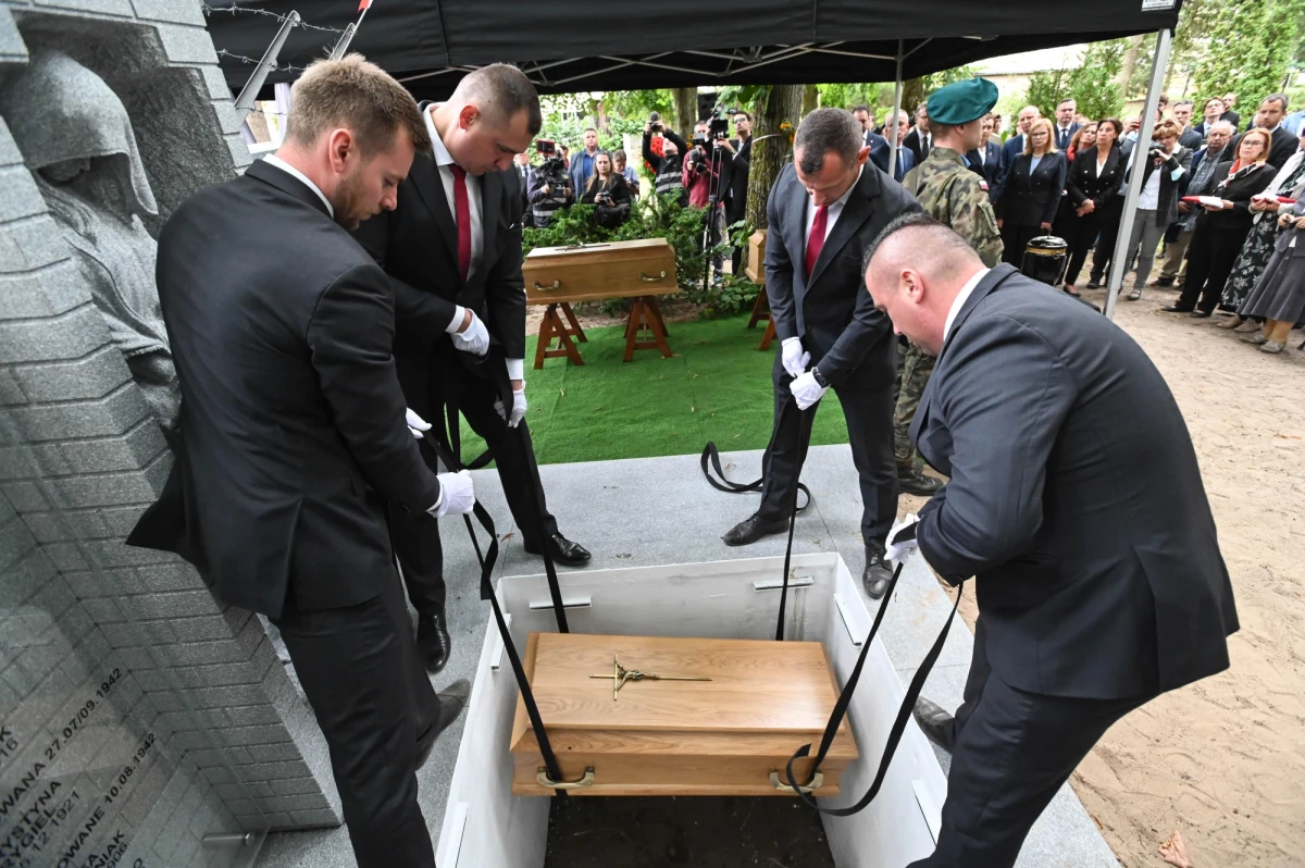 Szczątki 45 Polek-żołnierek podziemia, rozstrzelanych w obozie koncentracyjnym w Ravensbrück spoczęły dziś na cmentarzu w Fürstenberg/Havel w Brandenburgii. 3 lata temu urny z prochami zabitych Polek odnaleźli pracownicy Biura Poszukiwań i Identyfikacji IPN. Wszystkie ofiary udało się zidentyfikować.