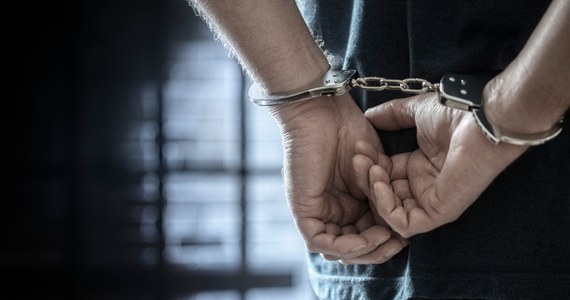 ​Policjanci z Tczewa złapali 34-latka, który ukradł 24 opakowania kawy, a następnie sprzedawał ją przechodniom za pół ceny. Mężczyzna usłyszał zarzuty kradzieży w warunkach recydywy. Grozi mu do 7,5 roku więzienia