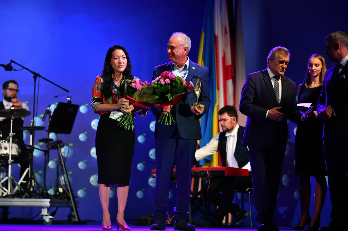 Za pomoc dla Ukrainy amerykańskie organizacje CORE i Direct Relief zostały uhonorowane nagrodami dla organizacji pozarządowych Forum Ekonomicznego w Karpaczu. Nagrody otrzymali również przewodniczący MKOL Thomas Bach i premier Czech Petr Fiala.