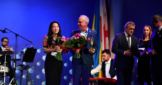 Za pomoc dla Ukrainy amerykańskie organizacje CORE i Direct Relief zostały uhonorowane nagrodami dla organizacji pozarządowych Forum Ekonomicznego w Karpaczu. Nagrody otrzymali również przewodniczący MKOL Thomas Bach i premier Czech Petr Fiala.