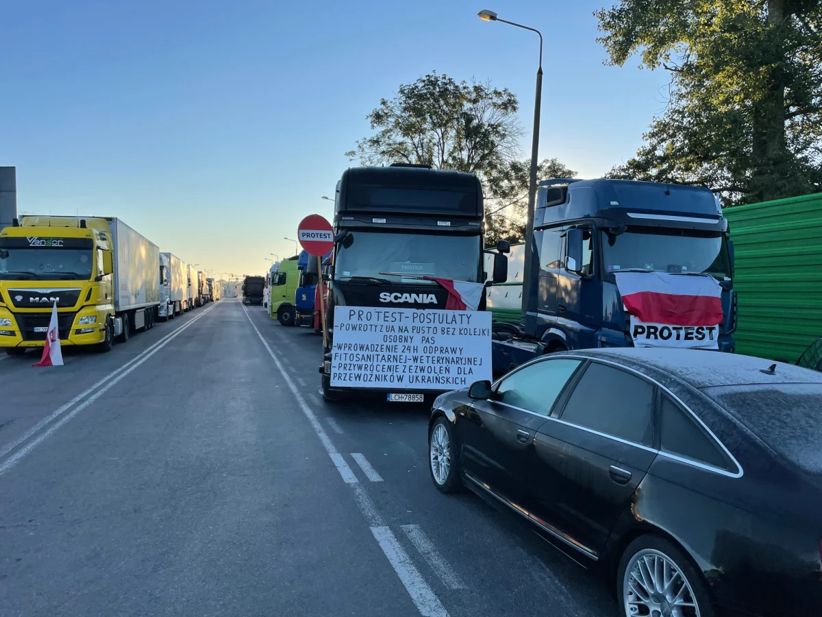 Kierowcy na polsko-ukraińskim przejściu granicznym w Dorohusku zapowiadają rozszerzenie protestu. "Lada dzień rozpoczniemy blokadę także na przejściach w Hrebennem i Korczowej" - mówi przewodniczący Zamojskiego Komitetu Protestacyjnego Przewoźników Łukasz Białasz. Domagają się przepuszczania bez kolejki jadących od strony ukraińskiej kierowców bez towaru i usprawnienia odpraw fitosanitarnych po polskiej stronie.