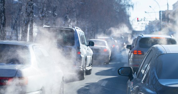 Jeszcze we wrześniu zwiększy się liczba kontroli emisji spalin w pojazdach. Praktycznie codziennie na ulicach Krakowa pojawiać się mają patrole dedykowane do analizy tego, co wydobywa się z rur wydechowych samochodów.

