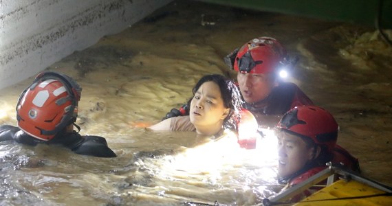 Co najmniej 10 osób zginęło do tej pory w wyniku gwałtownych ulew wywołanych przez tajfun Hinnamnor, który dotknął Koreę Południową. 7 z nich utopiło się w podziemnym parkingu samochodowym w mieście Pohang w południowo-wschodniej części kraju - poinformowała południowokoreańska agencja Yonhap.