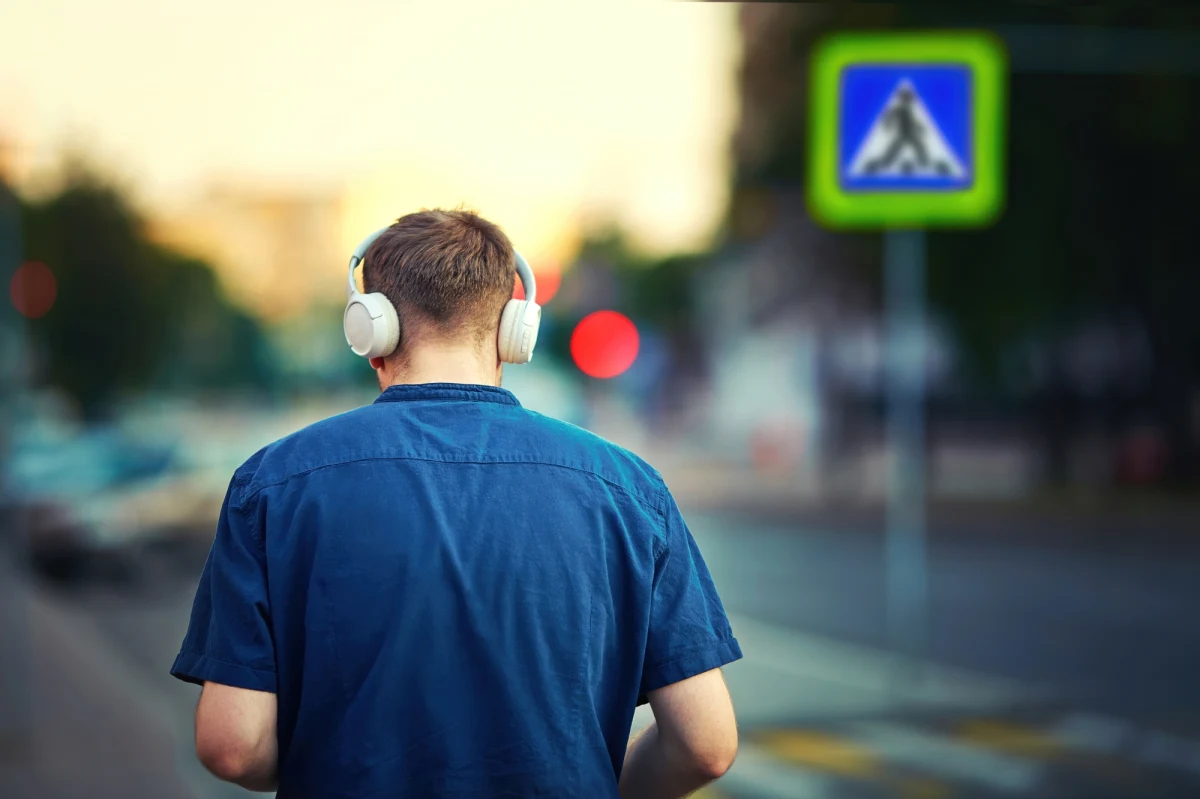 Ponad 1000 zł mandatu musi zapłacić 30-latek, który w Katowicach przechodząc przez jezdnię nie zauważył nadjeżdżającego tramwaju i uderzył w pojazd. Mężczyzna miał na głowie słuchawki i słuchał głośno muzyki.

