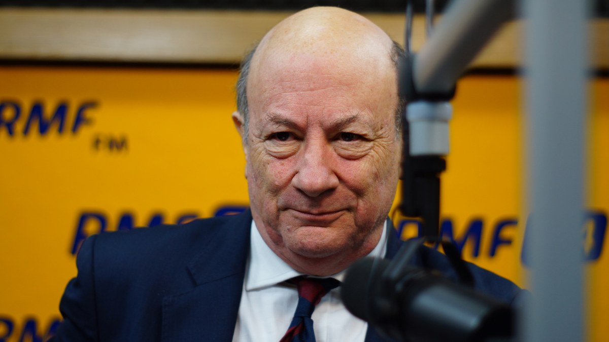 „Podwyższenie stóp procentowych działa na obniżenie inflacji. Problem polega na tym, że prezes NBP Adam Glapiński pozwolił tej galopującej drożyźnie wymknąć się spod kontroli rok temu. Na tym polega cały problem. Ona jest dzisiaj najwyższa od 25 lat i tak wysoka drożyzna staje się dużo mniej przewidywalna. Wtedy jest dużo trudniej prowadzić sensowną, odpowiedzialną i dobrze trafioną politykę stóp procentowych” - powiedział w Rozmowie w południe w RMF FM Jacek Rostowski, były wicepremier i minister finansów w rządzie PO-PSL.