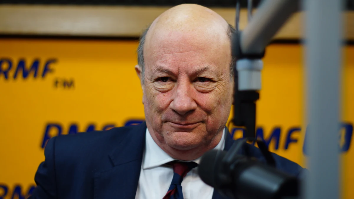 „Podwyższenie stóp procentowych działa na obniżenie inflacji. Problem polega na tym, że prezes NBP Adam Glapiński pozwolił tej galopującej drożyźnie wymknąć się spod kontroli rok temu. Na tym polega cały problem. Ona jest dzisiaj najwyższa od 25 lat i tak wysoka drożyzna staje się dużo mniej przewidywalna. Wtedy jest dużo trudniej prowadzić sensowną, odpowiedzialną i dobrze trafioną politykę stóp procentowych” - powiedział w Rozmowie w południe w RMF FM Jacek Rostowski, były wicepremier i minister finansów w rządzie PO-PSL.