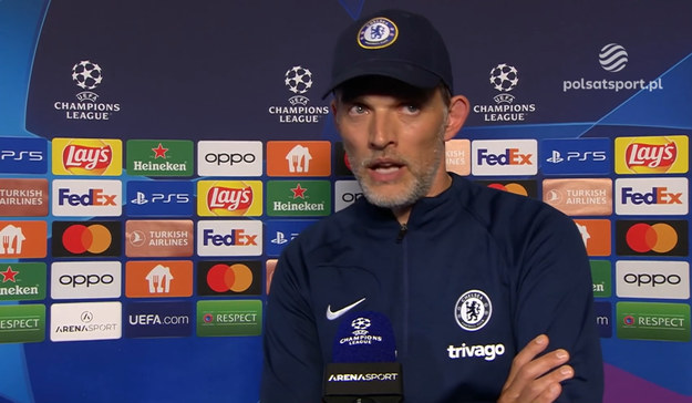 Thomas Tuchel został zwolniony z Chelsea FC! Taką informację podał londyński klub po przegranej 0-1 z Dinamem Zagrzeb.

"The Blues" zaliczyli też dość kiepski start w rozgrywkach Premier League, wygrywając trzy spotkania, remisując jedno i dwa przegrywając - z Leeds i Southampton.

Mimo tego zwolnienie Tuchela jest sporym zaskoczeniem. Nie tylko z uwagi na zasługi dla klubu, ale także na zmiany, jakie zaszły w klubie po tym, jak Roman Abramowicz został zmuszony do jego sprzedaży. Z tego powodu Chelsea miała sporo problemów z finalizacją transferów.

Londyńczycy sezon zaczęli m.in. bez nominalnego napastnika - w tej roli występował skrzydłowy Raheem Sterling. Bolesna była także utrata duetu środkowych obrońców - Antonio Ruediger odszedł przed sezonem do Realu Madryt, a Andreas Christensen do Barcelony.
