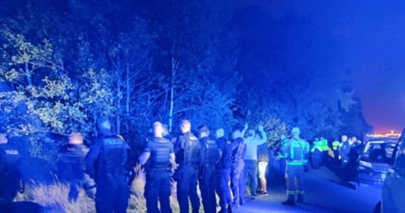 Policjanci, żołnierze, strażacy i członkowie dwóch grup poszukiwawczych szukali w lesie na obrzeżach Gliwic 87-latka, który wybrał się na grzyby. Przełomem było znalezienie roweru zaginionego i sygnał z policyjnego drona, że prawdopodobnie namierzył człowieka. 