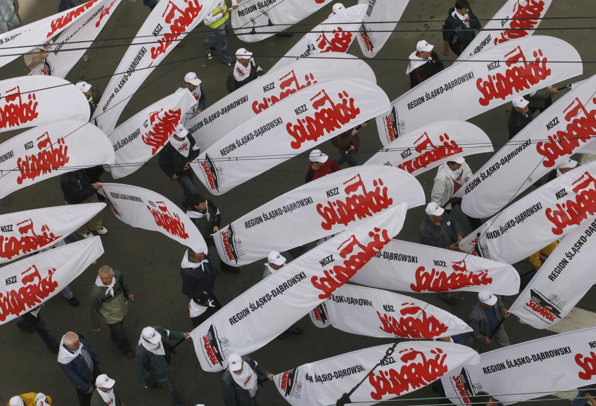 Ostrzeżenie dla rządu z województwa śląskiego. Tamtejsza Solidarność ogłosiła pogotowie protestacyjne i grozi ulicznymi manifestacjami. Decyzja o ogłoszeniu jest związana z coraz trudniejszą sytuacją finansową mieszkańców i drastycznym pogorszeniem się kondycji przedsiębiorstw działających w tym regionie. Związkowcy domagają się działań od rządu. "Z przykrością stwierdzamy, że rząd Prawa i Sprawiedliwości "odleciał". A jego głównym grzechem jest chyba niestety to, że rząd słucha sam siebie, a nie dobrych rad, i nie bierze pod uwagę dobrych rozwiązań. A to jest droga donikąd” - mówi Dominik Kolorz, szef śląsko-dąbrowskiej Solidarności.