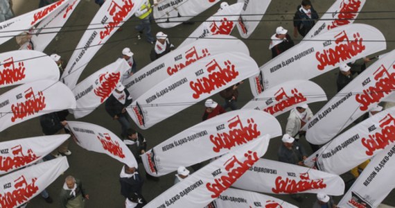 Ostrzeżenie dla rządu z województwa śląskiego. Tamtejsza Solidarność ogłosiła pogotowie protestacyjne i grozi ulicznymi manifestacjami. Decyzja o ogłoszeniu jest związana z coraz trudniejszą sytuacją finansową mieszkańców i drastycznym pogorszeniem się kondycji przedsiębiorstw działających w tym regionie. Związkowcy domagają się działań od rządu. "Z przykrością stwierdzamy, że rząd Prawa i Sprawiedliwości "odleciał". A jego głównym grzechem jest chyba niestety to, że rząd słucha sam siebie, a nie dobrych rad, i nie bierze pod uwagę dobrych rozwiązań. A to jest droga donikąd” - mówi Dominik Kolorz, szef śląsko-dąbrowskiej Solidarności.