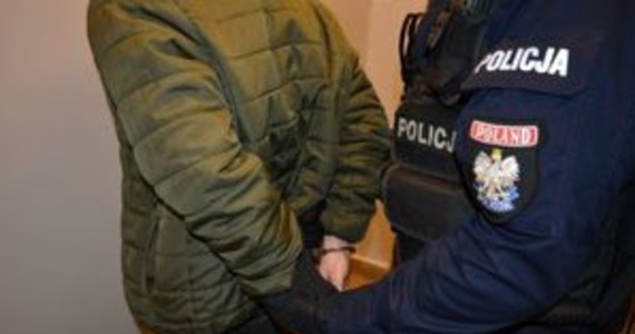 Policjanci z komisariatu w Gdyni - Chyloni zatrzymali 26-latka, który zaoferował seniorowi pomoc w odpaleniu samochodu, a potem ukradł jego auto. Ponad 3 godziny później mężczyzna został zatrzymany.

