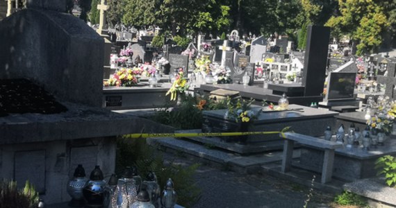Dramatyczne sceny na cmentarzu w Nowym Sączu. Grabarze przygotowując grób do pochówku stracili przytomność. Jeden z nich był reanimowany. Zostali zabrani do szpitala.