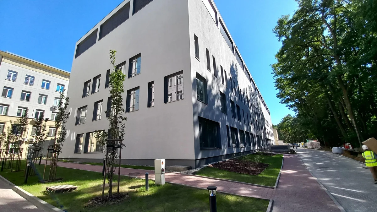 W nowej części szpitala znajduje się m.in. nowoczesny blok operacyjny oraz oddziały: intensywnej terapii, rehabilitacji i psychiatrii. Inwestycja za blisko 200 mln zł jest w całości finansowana z budżetu m.st. Warszawy. Zgodnie z harmonogramem nowe skrzydło Szpitala Bielańskiego zostanie otwarte do końca tego roku.