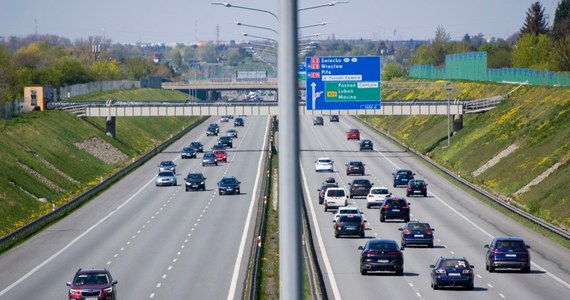 W piątek wzrosną stawki opłat za przejazd autostradą A2 pomiędzy Nowym Tomyślem a Koninem w Wielkopolsce. Kierowcy aut osobowych i motocykli za przejechanie każdego z trzech 50-kilometrowych odcinków trasy zapłacą 26 zł - o złotówkę więcej niż obecnie.

