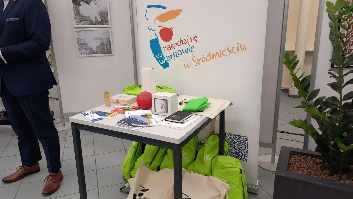 Dzielnicowe upominki, pakiet przydatnych informacji oraz bilety do instytucji kultury. Wszystko to otrzymają osoby, które zdecydują się zameldować w Śródmieściu.
Dzielnicowa „Wyprawka” to akcja skierowana do osób, które mieszkają już w centralnej dzielnicy Warszawy, jednak z różnych powodów nie dopełniły tej formalności.